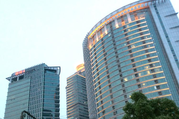 虹橋空港と浦東空港を結ぶ地下鉄2号線の他に市内を環状につなぐ3,4号線も乗り入れているターミナル駅、中山公園駅そばにある新時空国際商務広場に弊社はあります。