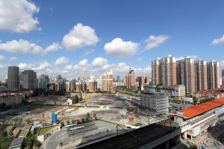 大きく開けた西側の窓からは昼夜問わず再開発地区の眺望も抜群です。